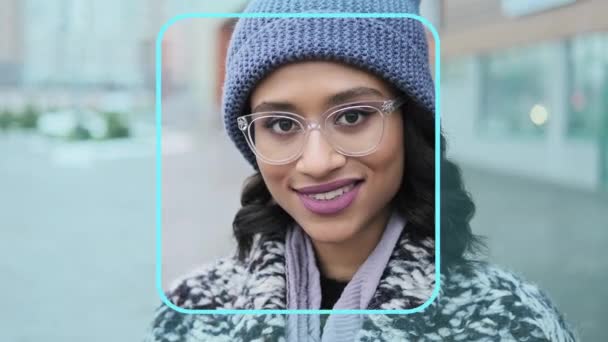 Gezichtsherkenning. Futuristisch en technologisch scannen van jong vrouwelijk gezicht — Stockvideo