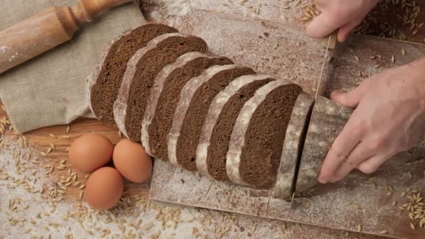 Vista dall'alto di affettare pane fresco marrone sul tagliere di legno. Concetto di panetteria — Video Stock