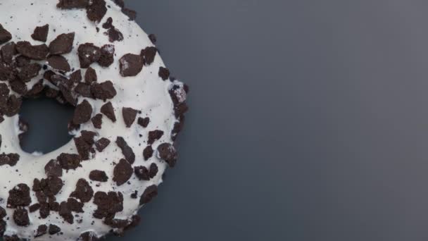 Rosquilla fresca girando en fondo negro con espacio para copiar. Concepto alimenticio — Vídeos de Stock