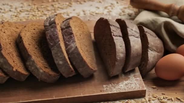 Brood valt in slow motion. Top uitzicht op volkoren brood dat naar beneden valt. — Stockvideo