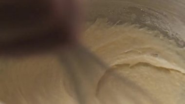 Pasta ya da çörek için hamur hazırlıyorum. Kırbaçlamak için çırpın. Ev yapımı yemek..