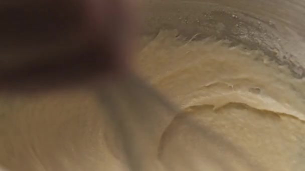 Cozinhe preparando massa para bolo ou pães. Whisk para chicotear. Comida caseira . — Vídeo de Stock