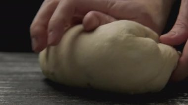 Hamur yoğurarak çörek ya da ahşap masada turta yapmak. Fırın kavramı.