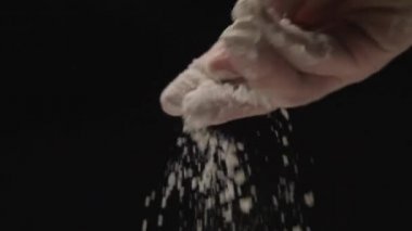 Un yavaş çekimde elden düşüyor. Yemek serpintisi unu. Ev yapımı fırın.