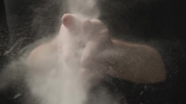 Baker aplaudiendo con las manos llenas de harina. Cocinar aplausos manos y polvo volar . — Vídeos de Stock