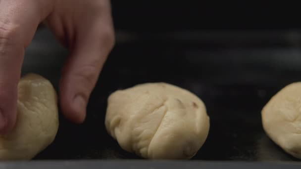 Konfektören gör bullar. Cook sätta deg för bullar på bakning pan. — Stockvideo