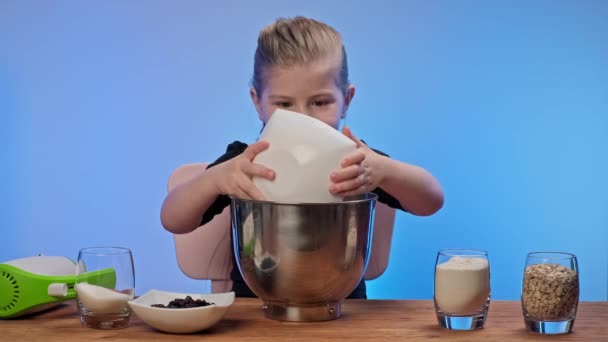 Niña Años Prepara Galletas Fondo Azul Niño Pone Mantequilla Azúcar — Vídeo de stock