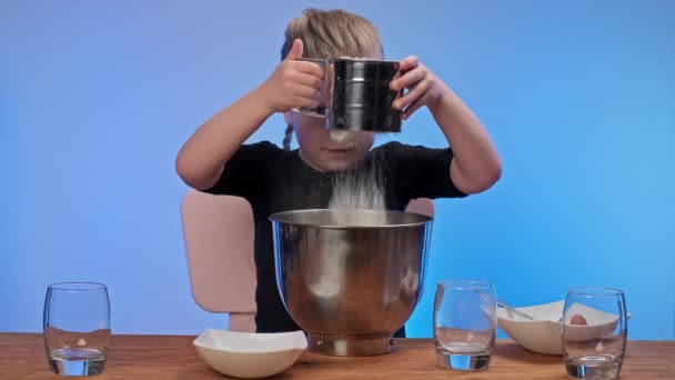 小女孩用筛子把面粉倒入碗里 用面团做燕麦饼干 孩子把揉搓面团的配料放在一起 一步一步 Uhd — 图库视频影像