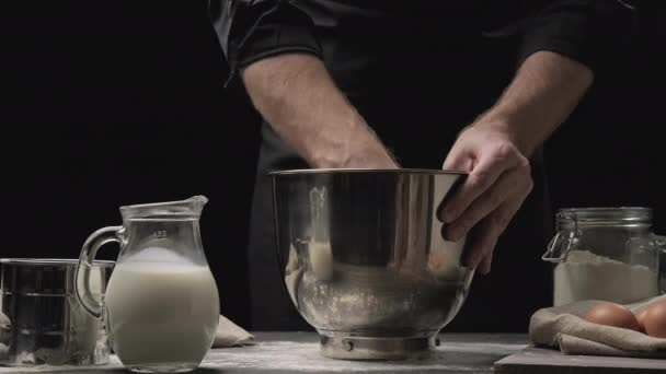 Padeiro Mãos Amassar Massa Farinha Tigela Metálica Conceito Padaria Close — Vídeo de Stock