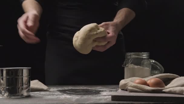 Baker Gyúrás Tészta Zsemle Vagy Pite Asztalon Pékség Koncepció Fekete — Stock videók