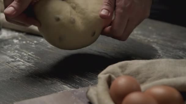 Piekarskie Ręce Ugniatające Ciasto Mące Drewnianym Stole Koncepcja Piekarnicza Zbliżenie — Wideo stockowe