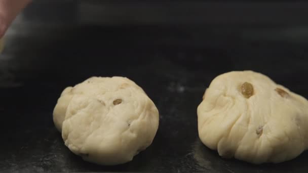 Κοντινό Πλάνο Χέρια Φούρναρη Φτιάχνουν Ψωμάκια Μαγειρεύω Βάλει Ζύμη Για — Αρχείο Βίντεο