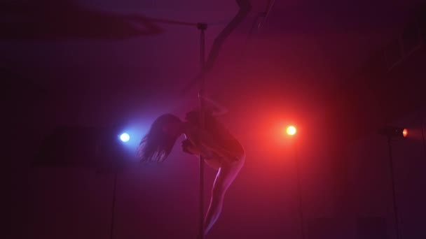 Menina dança bonita com corpo sexy pole dançando em câmera lenta. 4K, UHD — Vídeo de Stock