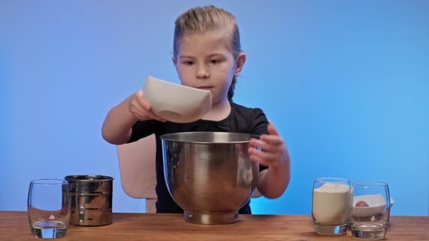 Pequena padeiro coloca podas e amassar massa. Criança preparando biscoitos de aveia. — Vídeo de Stock