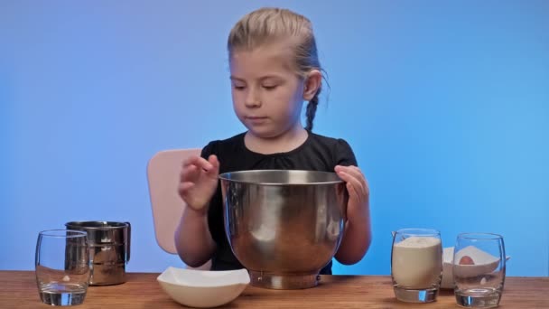 Kind giet bloem met behulp van zeef in kom met deeg voor koekjes. Stap voor stap — Stockvideo