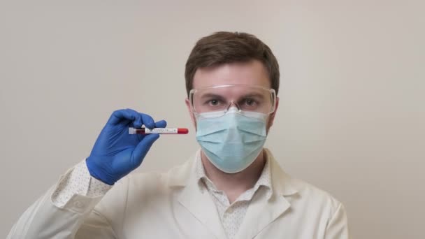 Ιατρός δείχνει αρνητικό αποτέλεσμα COVID-19. Χαμογελαστή μικροβιολόγος — Αρχείο Βίντεο