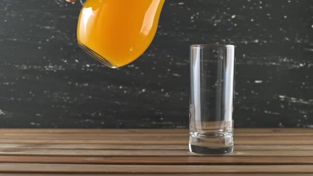 Sumo de laranja a ser derramado em vidro. Nutrição saudável. Suco de laranjas frescas — Vídeo de Stock