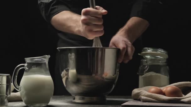 Panettiere montare la pasta in ciotola metallica. Uomo miscelazione ingredienti per torta o focacce — Video Stock