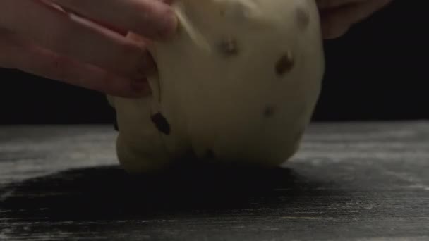 Cocinar preparar pastel o bollos. Manos masculinas amasando masa sobre mesa de madera. Primer plano — Vídeo de stock