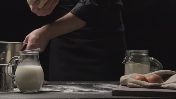 Cocinar preparar pastel o bollos. Manos masculinas amasando masa sobre mesa de madera . — Vídeo de stock