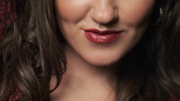 Labios de bruja joven sonriendo. Halloween. Mujer morena en traje de bruja en 4K — Vídeos de Stock