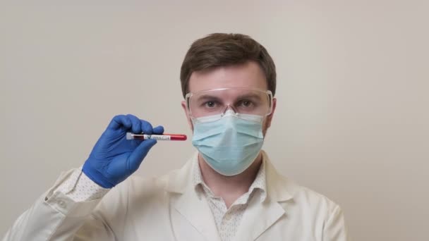 El doctor muestra el resultado negativo de las pruebas de virus. Microbiológica sonriente — Vídeos de Stock