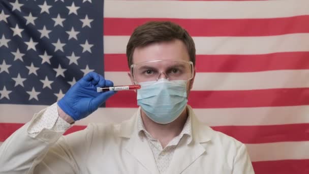 Doctor muestra el resultado negativo de la prueba de virus, quita gafas y máscara.. — Vídeo de stock