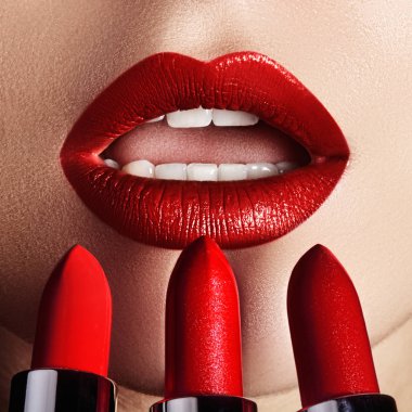 Kadının dudakları ile moda kırmızı makyaj close-up. Güzel kadın ağzı, mükemmel makyaj ile dolgun dudaklar. Kadın yüzü parçası. Makro çekim dolgun dudaklar üzerinde güzel makyaj. Seçim ruj