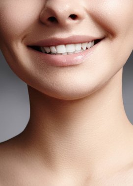 Diş beyazlatma ile güzel gülümseme. Diş fotoğraf. Makro closeup lipscare rutine mükemmel kadın ağız