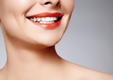 Diş beyazlatma ile güzel gülümseme. Diş fotoğraf. Makro closeup lipscare rutine mükemmel kadın ağız