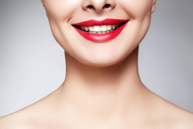 Diş beyazlatma ile güzel gülümseme. Diş fotoğraf. Makro closeup lipscare rutine mükemmel kadın ağız