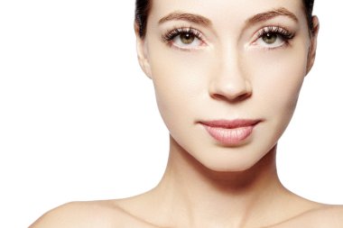 Güzel model doğal moda makyaj ile. Yakın çekim portre seksi kadınla glamour dudak parlatıcısı makyaj ve uzun kirpiklerini. Kutlamak vecih, temiz cilt, kaşlar, kirpikleri. Güzel gülümseme