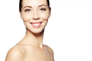 Güzel model doğal moda makyaj ile. Yakın çekim portre seksi kadınla glamour dudak parlatıcısı makyaj ve uzun kirpiklerini. Kutlamak vecih, temiz cilt, kaşlar, kirpikleri. Güzel gülümseme