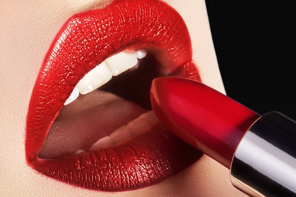 Primer plano de los labios de la mujer con maquillaje rojo de moda. Hermosa boca femenina, labios llenos con maquillaje perfecto. Parte de la cara femenina. Macro de maquillaje hermoso en los labios llenos. Elección de lápiz labial —  Fotos de Stock