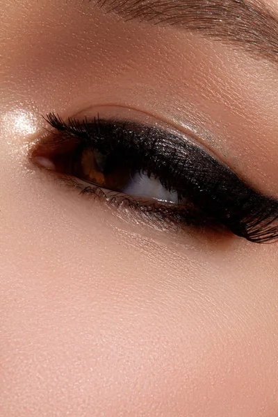 Hermosa macrofotografía de ojo femenino con pestañas largas extremas y maquillaje negro. Maquillaje de forma perfecta y pestañas largas. Cosméticos y maquillaje. Primer plano macro disparo de moda ojos visage —  Fotos de Stock