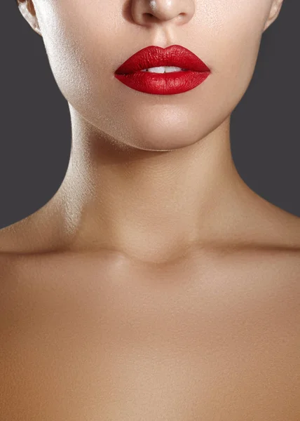 Detail ženské rty s módní červený make-up. Krásná ženská ústa, plné rty s perfektní make-up. Klasický obličej. Část ženské tváře. Makro snímek krásný make-upu na plné rty. — Stock fotografie
