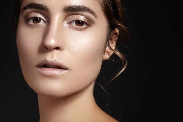 Belle jeune femme avec la peau brillante propre parfaite, maquillage de mode naturel. Portrait glamour du modèle à peau bronzée. Gros plan femme, look spa frais — Photo