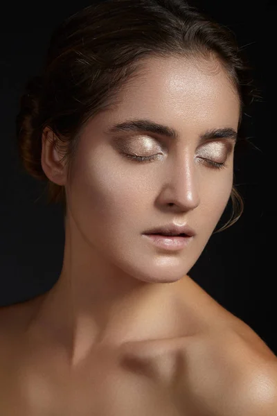 Vacker ung kvinna med perfekt ren glansig hy, naturliga mode makeup. Glamour porträtt av modell med solbränd hud. Närbild kvinna, fräsch spa look — Stockfoto