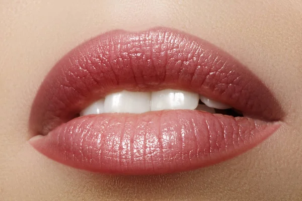 Perfecte natuurlijke lipmake-up. Close up macro foto met mooie vrouwelijke mond. Volle lippen. Gezichtsdetail van dichtbij. Perfecte schone huid, lichte frisse lipmake-up. Mooie kuuroord tedere lip — Stockfoto