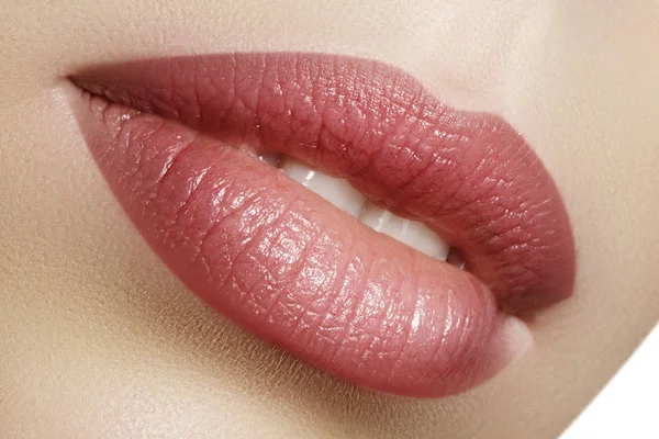 Maquillaje labial natural perfecto. Primer plano foto macro con hermosa boca femenina. Labios rellenos. Detalle facial de primer plano. Piel limpia perfecta, maquillaje de labios fresco y ligero. Hermoso spa tierno labio — Foto de Stock