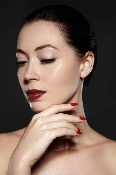 Vamp estilo mulher de luxo. Cosméticos, manicura em pregos com polonês vermelho brilhante. Maquiagem de lábios vermelhos escuros e cor de unha. Beleza close-up retrato de modelo feminino com batom vermelho e pele limpa — Fotografia de Stock