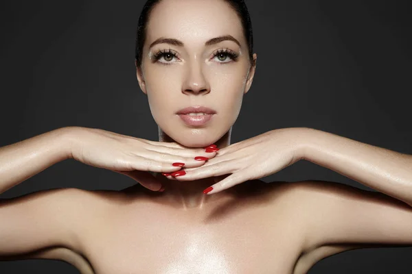 Vamp de luxe de style femme. Cosmétiques, manucure sur ongles avec un vernis rouge vif. Maquillage des lèvres rouge foncé et couleur des ongles. Beauté portrait en gros plan du modèle féminin avec rouge à lèvres rouge et peau propre — Photo