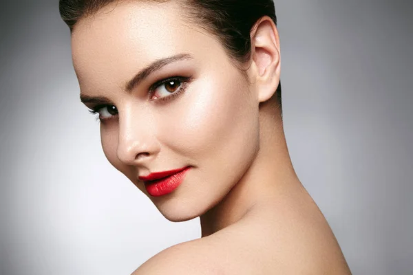 Magnifique modèle avec maquillage de mode. Gros plan portrait femme sexy avec maquillage brillant à lèvres glamour et maquillage eye-liner noir. Prise de vue de visage de fête, peau propre, lèvres avec rouge à lèvres, sourcils — Photo