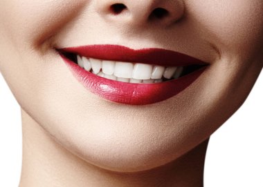 Diş beyazlatma ile güzel gülümseme. Diş fotoğraf. Makro closeup lipscare rutine mükemmel kadın ağız