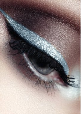 Tören makyaj ile kadın göz güzel makro çekim. Eyeliner ve göz kapağı üzerinde oldukça mavi gümüş çizgili mükemmel şekli. Kozmetik ve makyaj. Moda sparcle sima closeup makro çekim