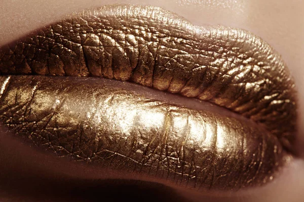 Bellissimo primo piano con labbra paffute femminili con trucco color oro. La moda festeggia il trucco, glitter cosmetico. Stile di Natale — Foto Stock