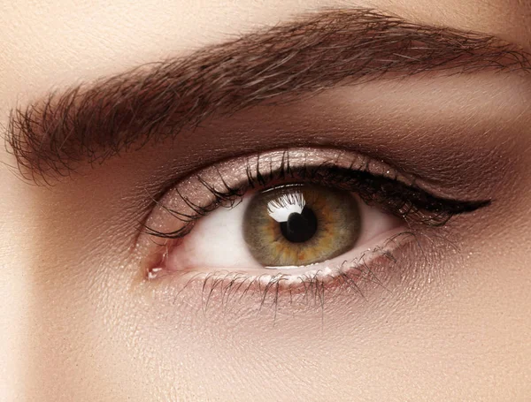 Großaufnahme Makro eines schönen weiblichen Auges mit perfekt geformten Augenbrauen. Saubere Haut, Fashion Naturel Make-Up. Gute Vision — Stockfoto