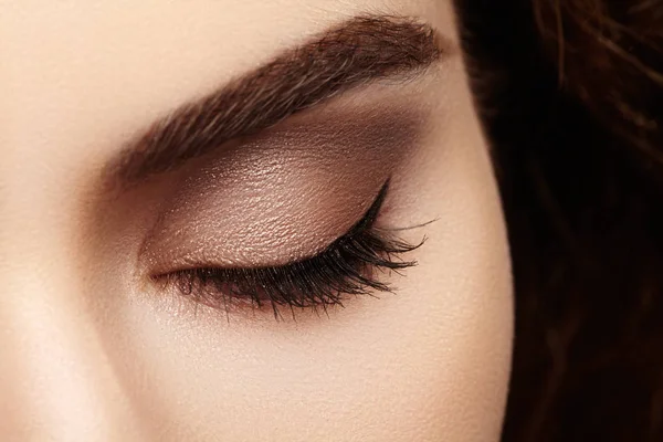 Primer plano Macro de hermoso ojo femenino con cejas de forma perfecta. Piel limpia, maquillaje Fashion Naturel. Buena visión — Foto de Stock