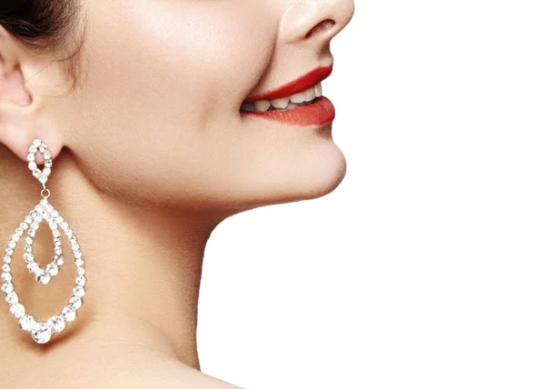 럭셔리 패션 귀걸이에 아름 다운 행복 한 여자입니다. 다이아몬드 다이아몬드와 함께 빛나는 보석. 섹시 한 복고풍 스타일 초상화입니다. 매력적인 액세서리 귀고리와 밝은 붉은 입술 메이크업 모델 — 스톡 사진