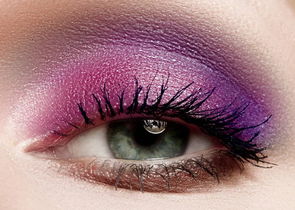 Elegance close-up of female eye with bright color eyeshadow. Macro shot of beautiful woman's face part. Wellness, cosmetics and make-up. — Stock Photo, Image